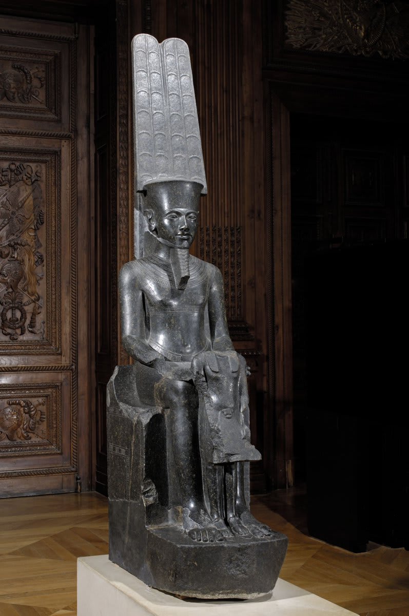[#UnJourUneOeuvre] Cette grande statue d'Amon protégeant Toutânkhamon fut découverte à Karnak, en 1857. Le roi, debout, est dans la même orientation que son protecteur divin dont il est l'officiant principal dans le temple 👉