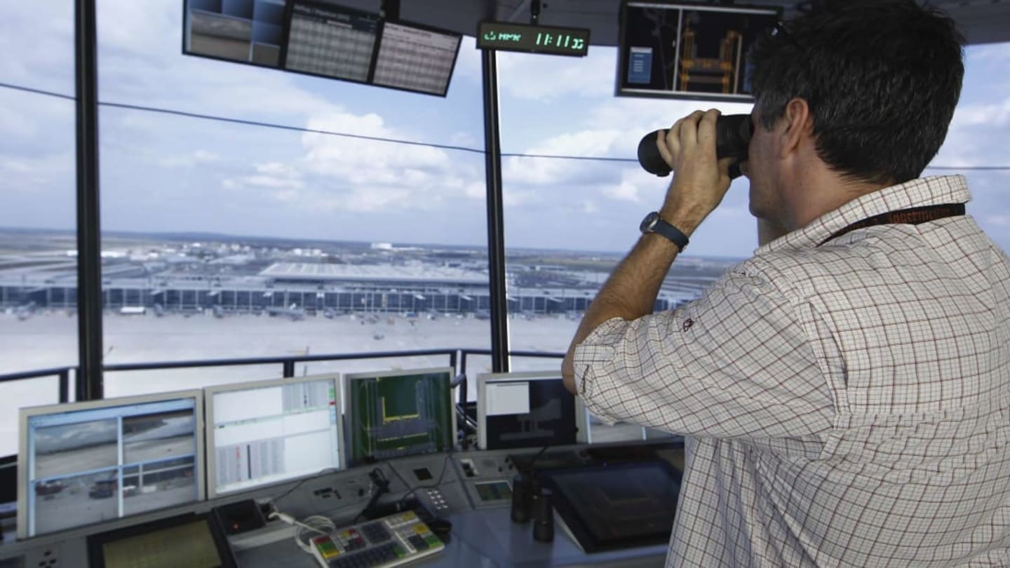 8 Secrets of Air Traffic Controllers