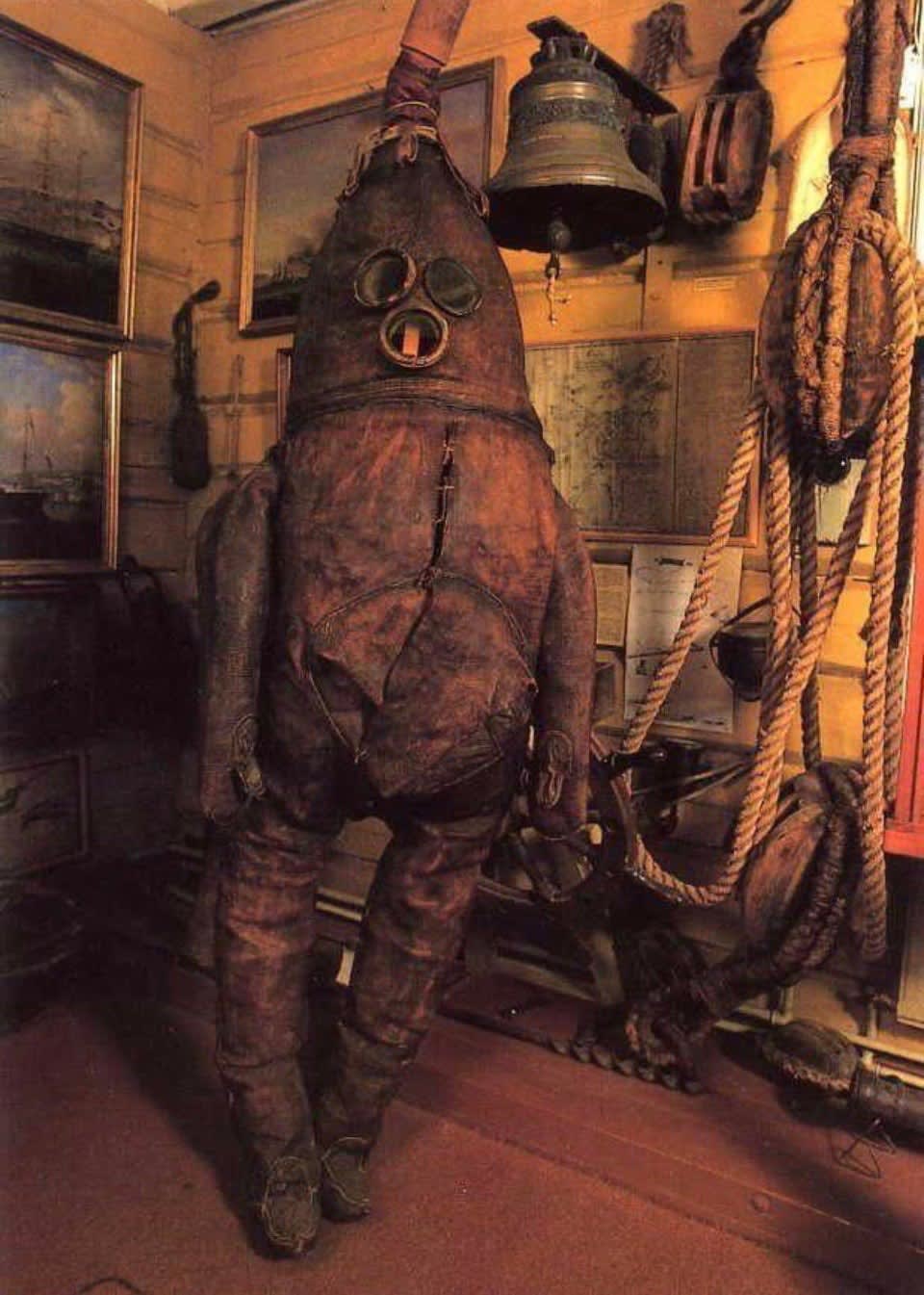 This is the oldest diving suit (1860)