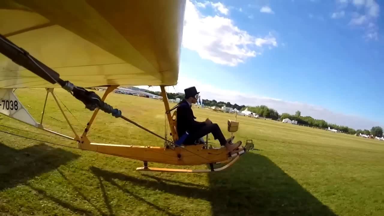 Flying the classic 1938 Schulgleiter in a top hat