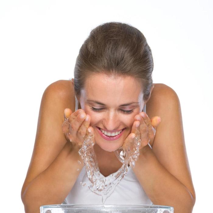 Why You Should Wash Your Face With Carbonated Water