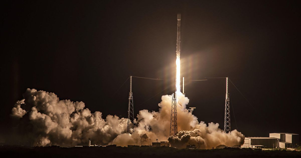 SpaceX launches first batch of Starlink satellites wearing sun visors