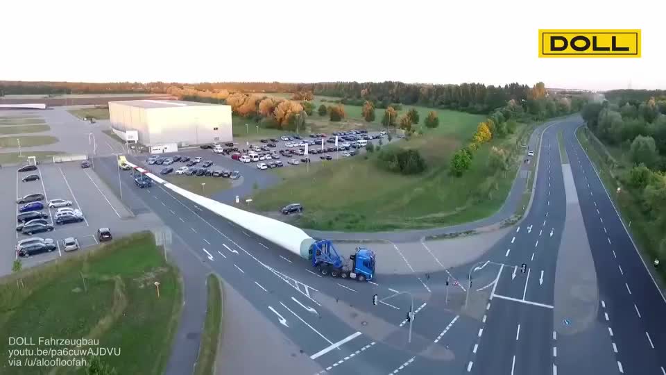 Self-steering trailer for transporting long, heavy and self-supporting cargo