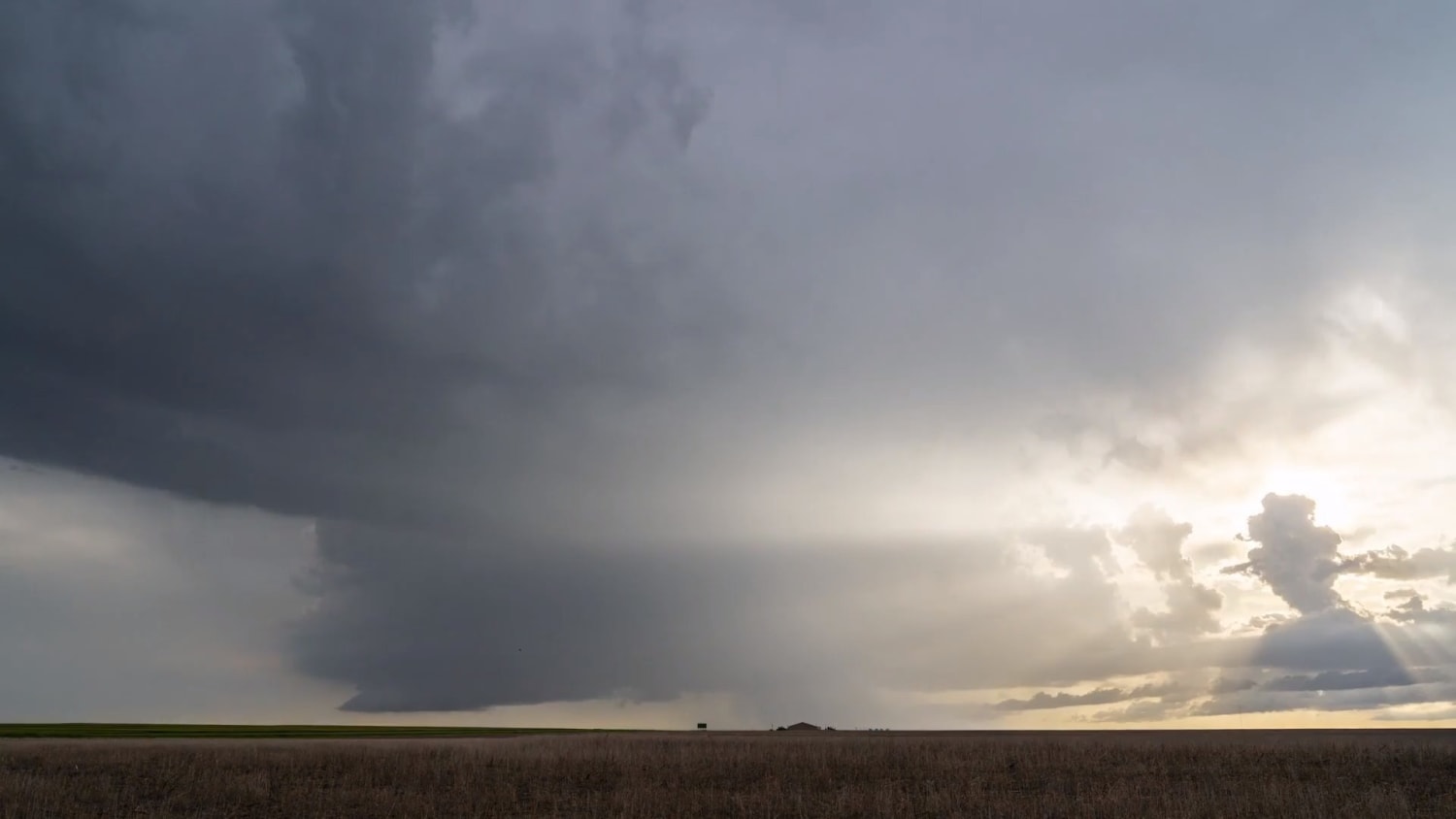 Massive Supercell in Kansas. Wait for the end