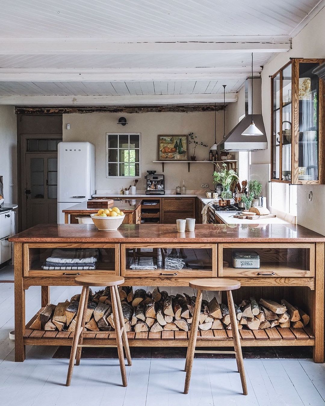 Laura Muthesius & Nora Eisermann on Instagram: "A favorite photo from our swedish kitchen - already miss this place✨ #designtales_swedenhome ____ #kitcheninspo… | Scandi kitchen, Peninsula kitchen design, Devol kitchens