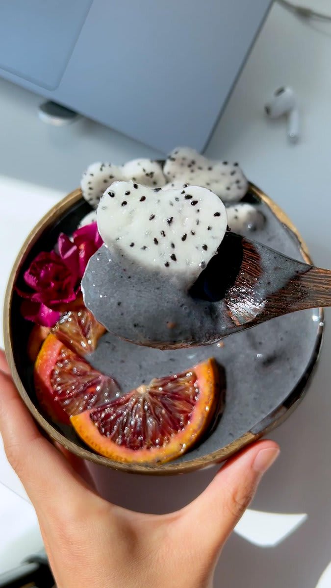 activated charcoal smoothie bowl