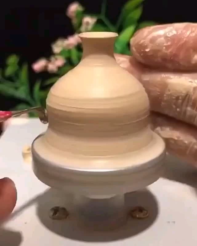 The making of a tiny clay vase