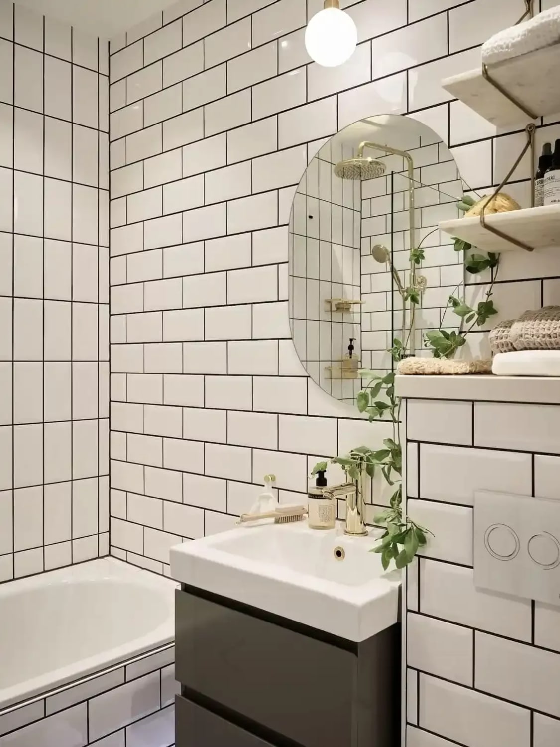 Minimal white interior with a dark green kids room COCO LAPINE DESIGN