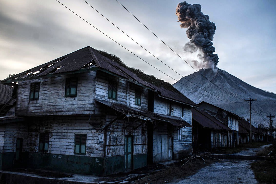 Visit a ghost village at the foot of an angry Indonesian volcano @lauramallonee https://t.co/iHgaWyFKuu Photo: Albert Damanik/Getty Images