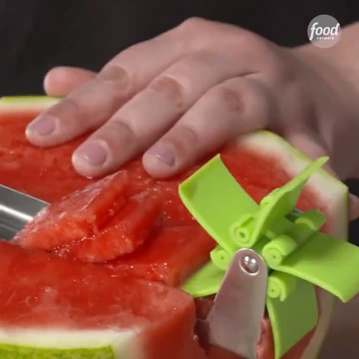 This tool makes slicing watermelon a BREEZE! 🍉 Have you tried it? Find this slicer on Amazon now: https://t.co/eBjva6b6Sj! (We may make 💰 from these links.)