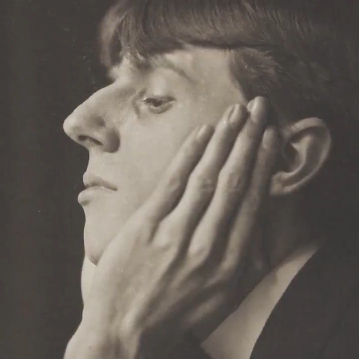 With Tate Britain's AubreyBeardsley exhibition opening next week, curator Stephen Calloway & drag performer @orlandrag_ sit down for tea and a discussion on the 'dos and don’ts' of dandyism—according to Beardsley himself 👔✨ Full film: