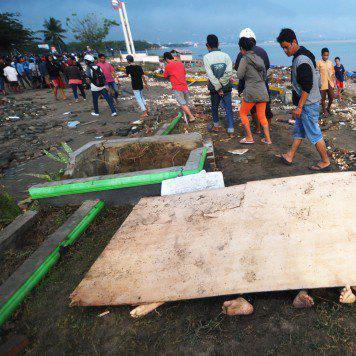 Death toll from Indonesia quake hits 832, fate of thousands unknown