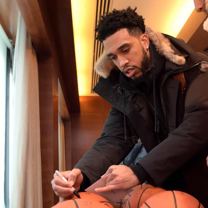 Tired Knicks arrive in London, where NBA spotlight wearily awaits