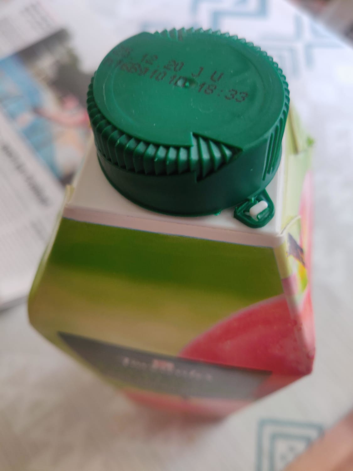 The cap of this apple juice bottle has an engraved arrow, which indicates the direction of rotation to open it.