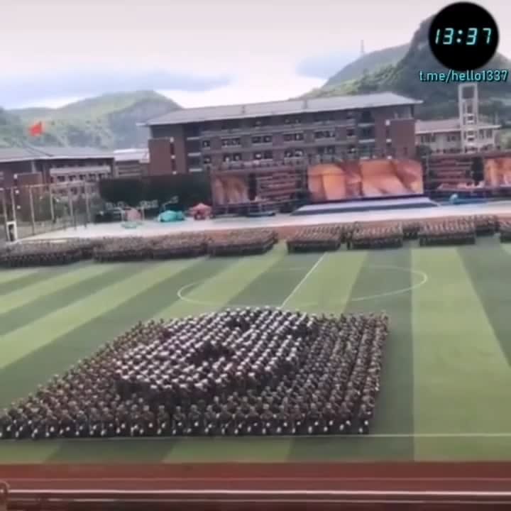 Amazing synchronization of the movement of soldiers as part of the celebration of the anniversary of the Chinese Revolution.