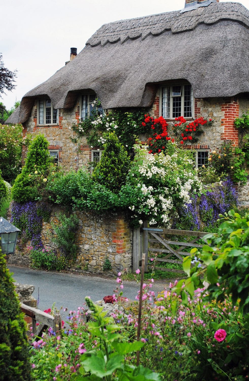 I haven’t posted a cottage in awhile, so I hope to win your forgiveness ...