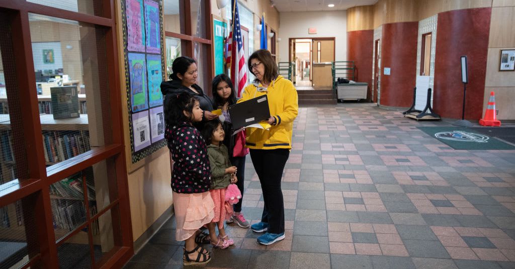 Schools must keep serving English learners during pandemic, federal ed officials say