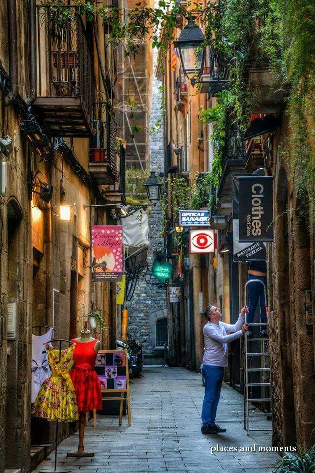 Old town in Barcelona,Spain. | Barcelona, Lugares hermosos, Barrio gotico barcelona