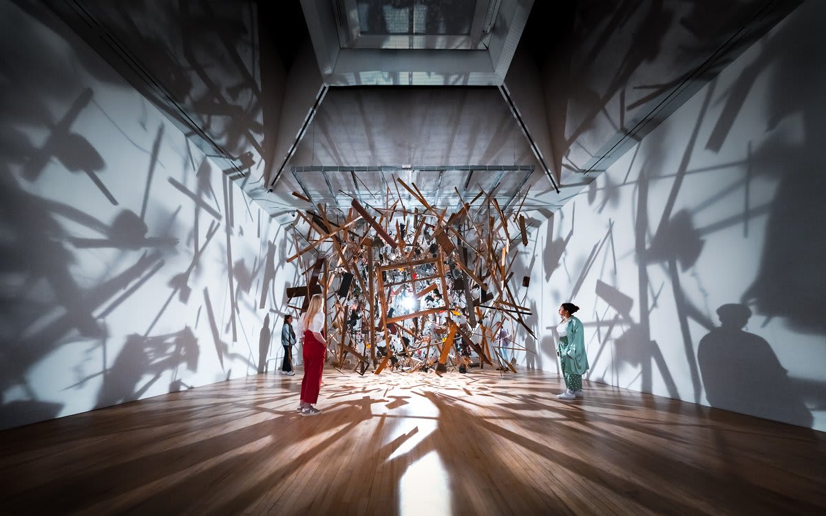 'Cold Dark Matter' by CorneliaParker has exploded at Tate Britain. 🏠💥 Remnants of a garden shed are suspended in mid-air. Transient and fragile, their shadows turn the entire space into a striking sculptural environment. Book to see the show today ➡️