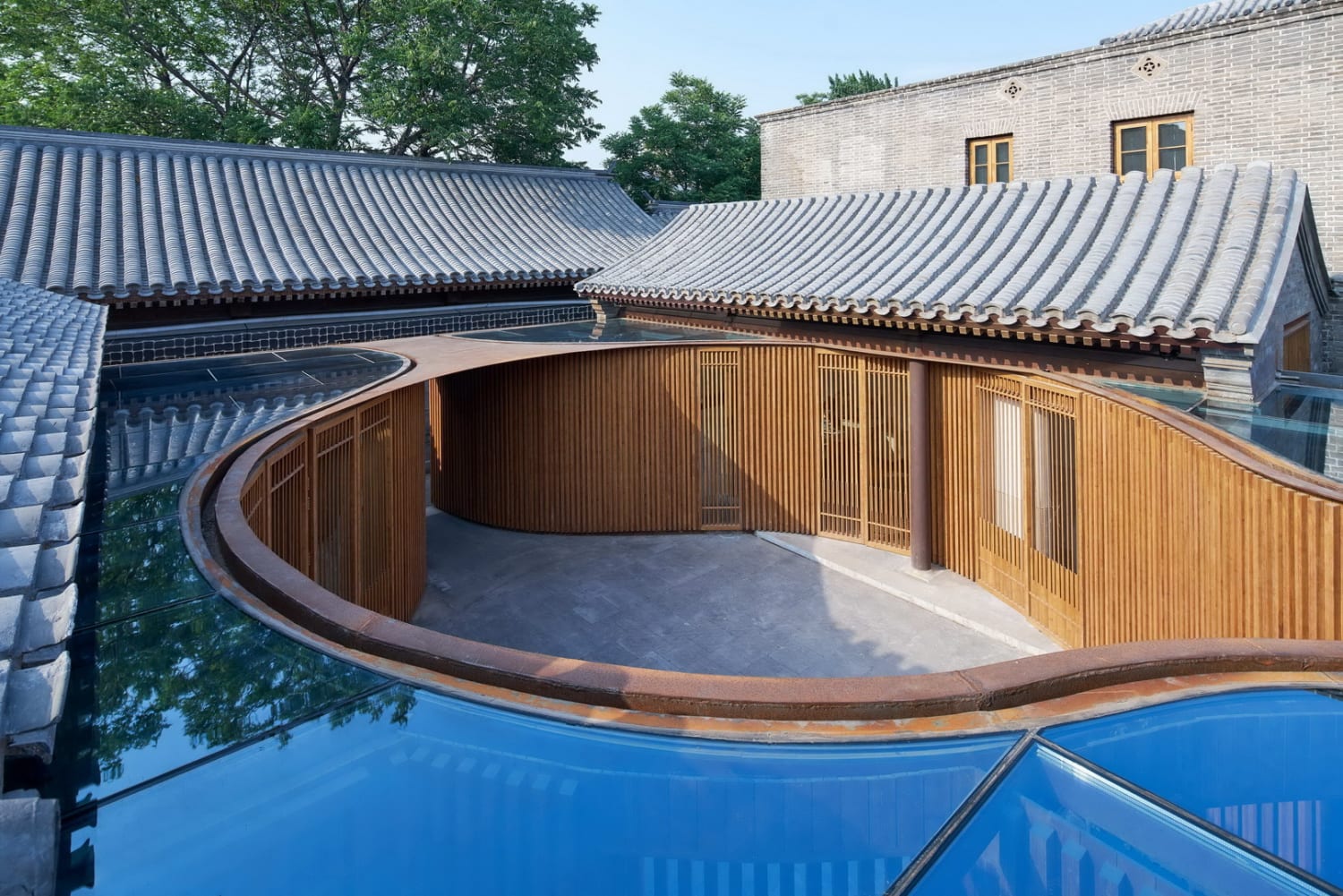 Luanqing Hutong Courtyard House / URBANUS