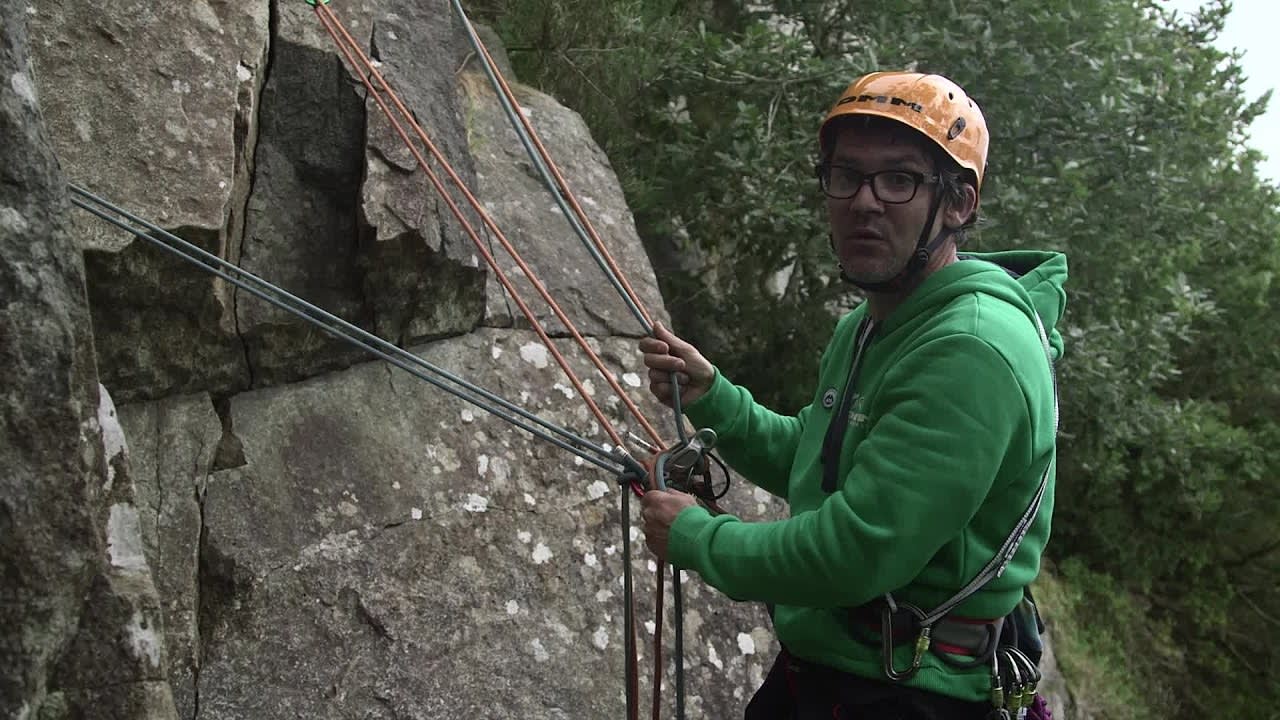 Belaying with double ropes