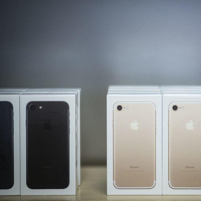 Biggest iPhone Assembler Warns Trade War May Last a Decade
