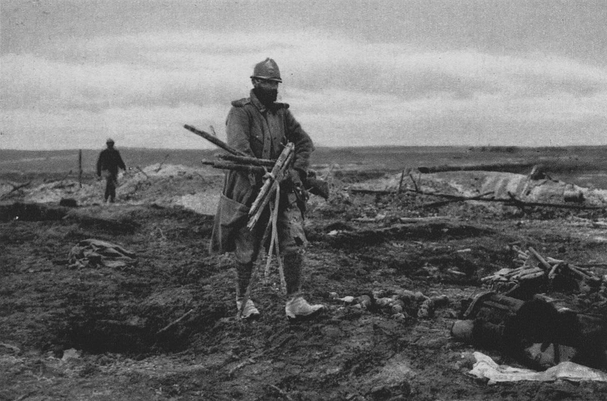 French soldiers on a position abandoned by the Germans during the offensive of Champagne in 1915