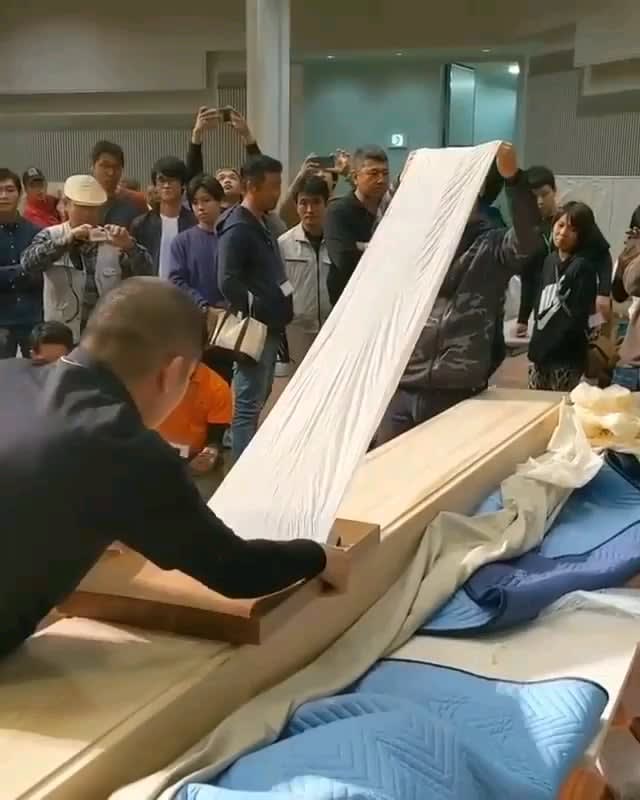 A competition to see who peels the thinnest sheet from a plane of wood