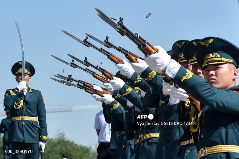 Kyrgyz honour guard soldiers fire a salute at the Eternal Flame monument during Victory Day celebrations in Bishkek. 📸 Vyacheslav OSELEDKO