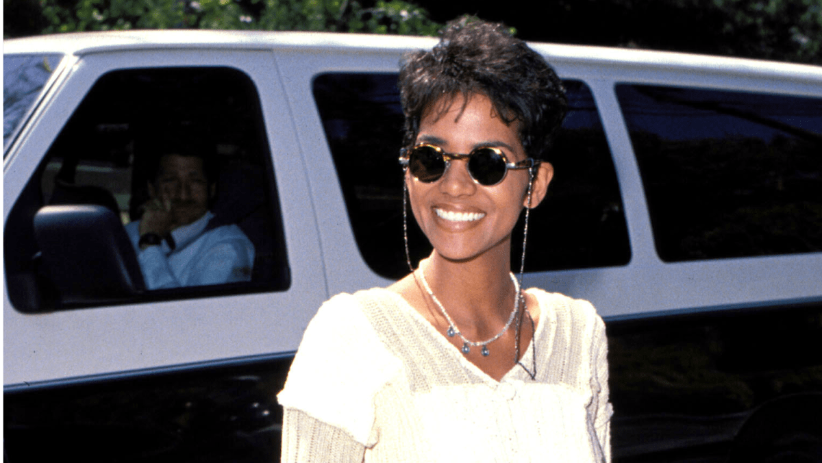 Great Outfits in Fashion History: Halle Berry in Cuffed Denim Shorts in 1994
