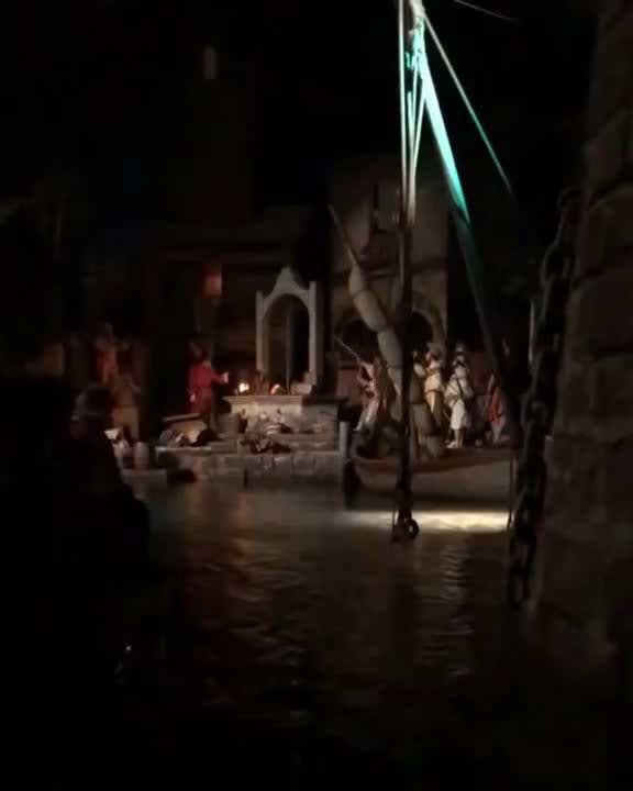 Johnny Depp surprises everyone at Disney World by getting in full costume and makeup for the POTC ride.