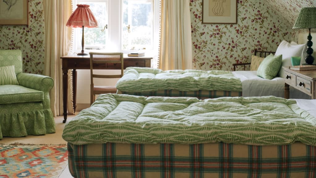 17 inviting design ideas for English country bedrooms
