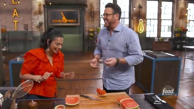 Chopped judges @conantnYC & @ManeetChauhan explain how to identify a ripe watermelon and the best ways to cut it! 🍉 Chopped Desperately Seeking Sous-Chef premieres Tuesday at 9|8c.
