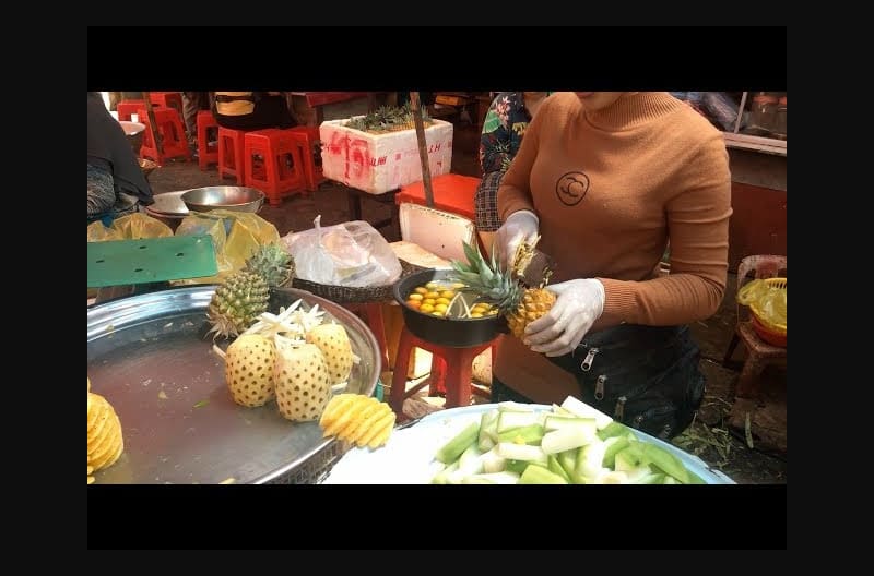 Street food Cambodia Siem reap youtube - Cutting a pineapple at the market