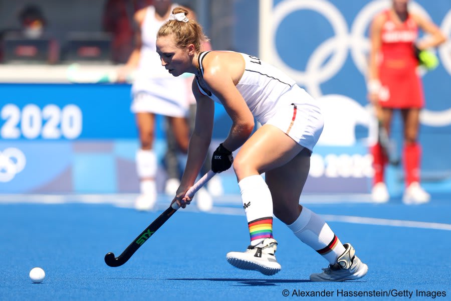 The german hockey team captain Nike Lorenz is wearing a rainbow flag during the olympic games🏳️‍🌈