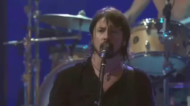 Dave Grohl stops violence at Foo Fighters show