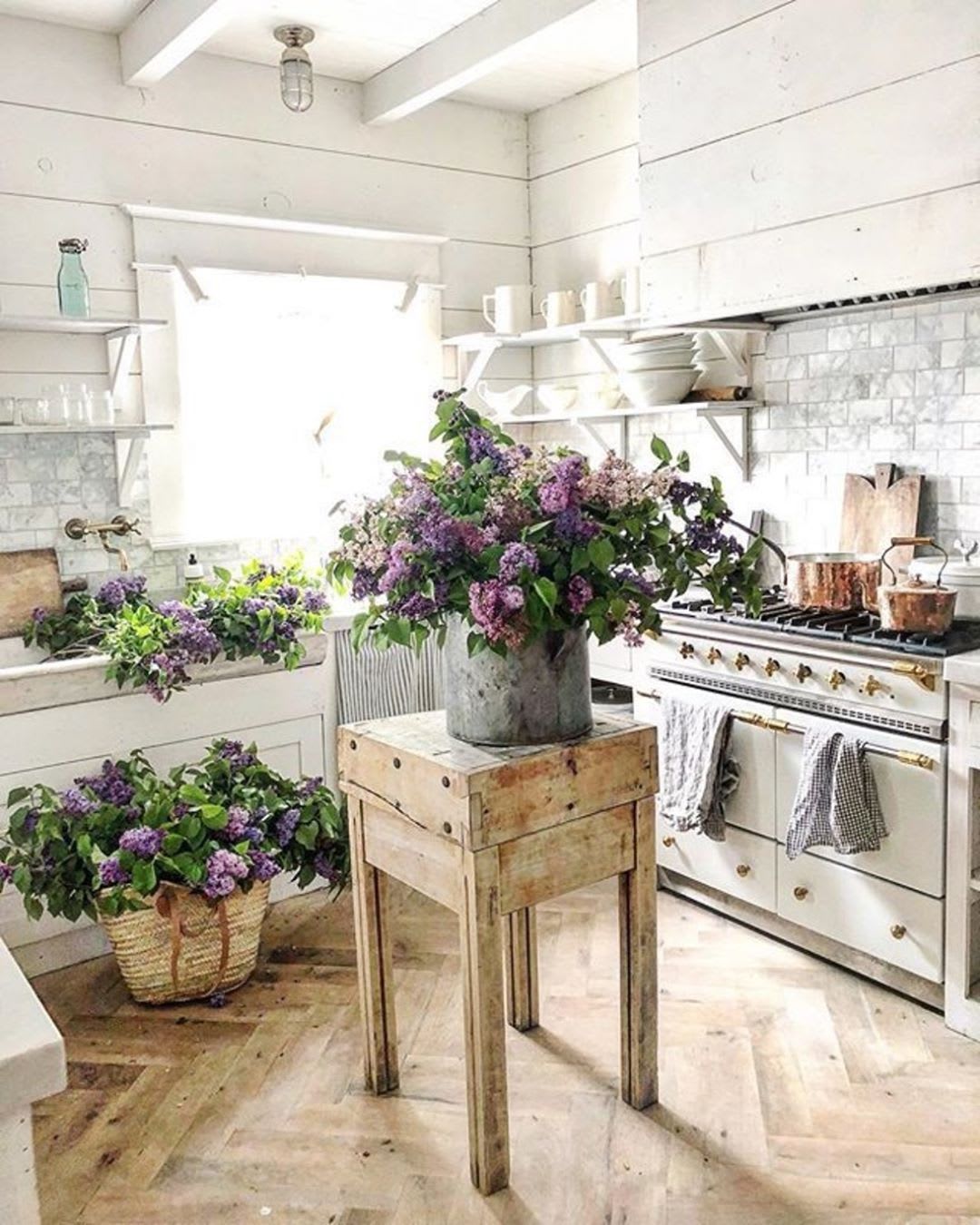 Spring vibes💐🌿🌺🌷 credits: @dreamywhiteslifestyle #kitchen #kitchinspo #kitchensofinsta… | French country kitchens, Rustic farmhouse kitchen, Country house decor