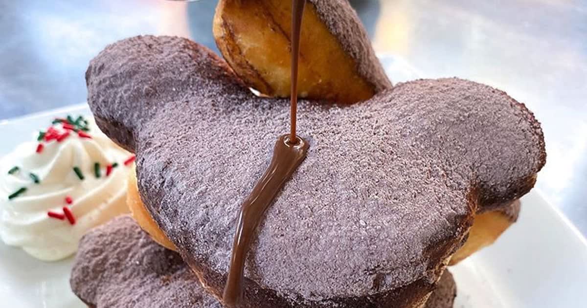 We Will Not Judge You If You Dream About Disneyland's Hot Chocolate Beignets