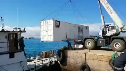Crane collapses onto boat, Galápagos Islands, 2019