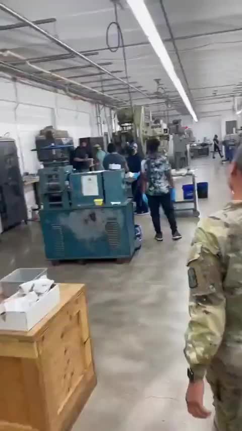 This daughter who just returned from deployment surprised her mother at work...