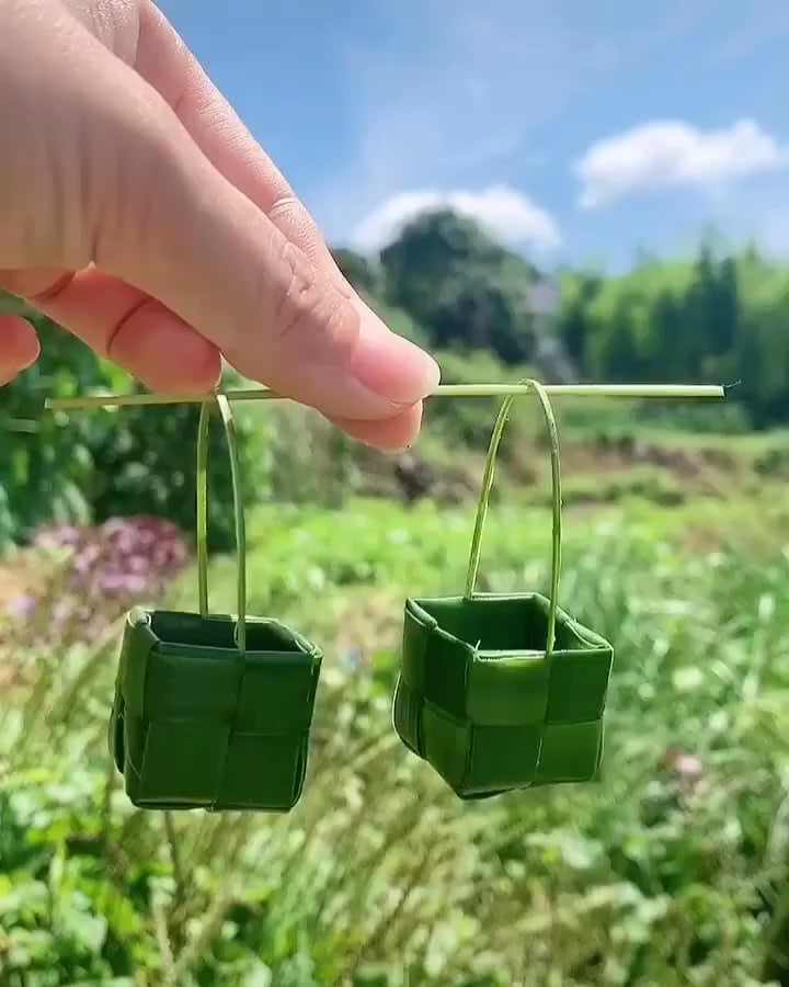 Making tiny baskets using leaves