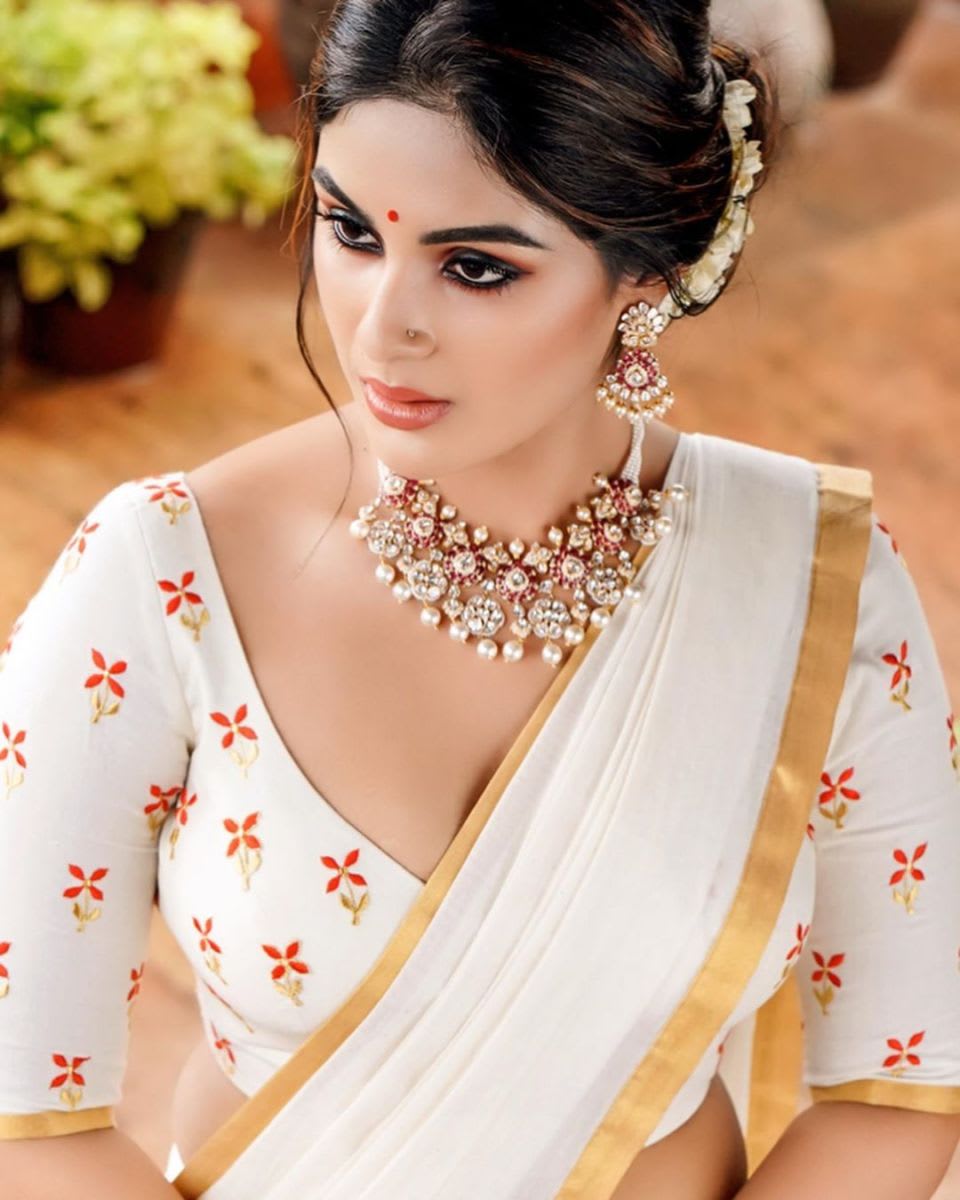 5 Beautiful Hairstyles By Samyuktha Menon For Saree