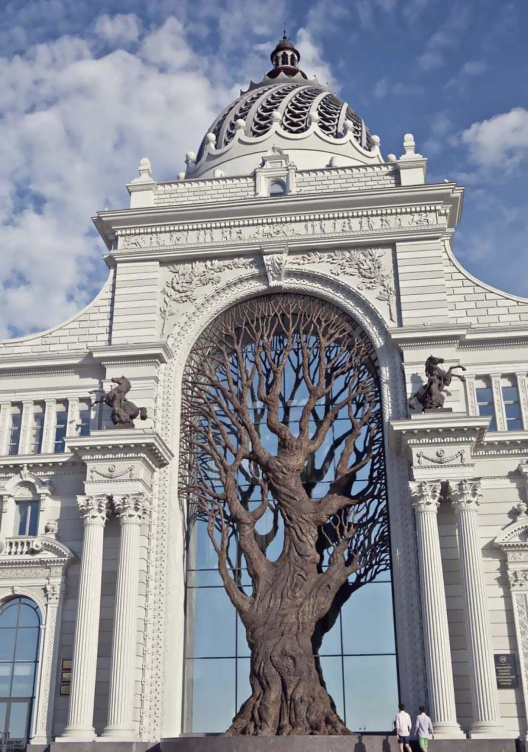 this is a giant iron tree built into the side of the russian mijistry of agriculture