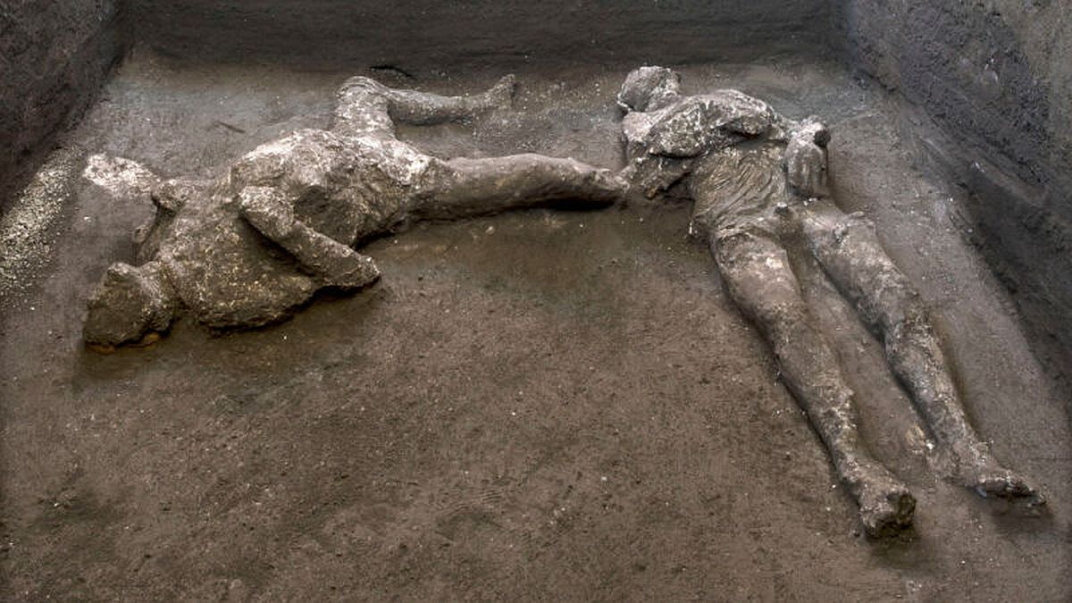 In Pompeii another sensational discovery was made – the bodies of the owner and his slave were dug out of the ground. Scientists were also able to determine that the master died at the age of 40, wearing a warm coat, and the slave was well-proportioned and was wearing only a tunic.