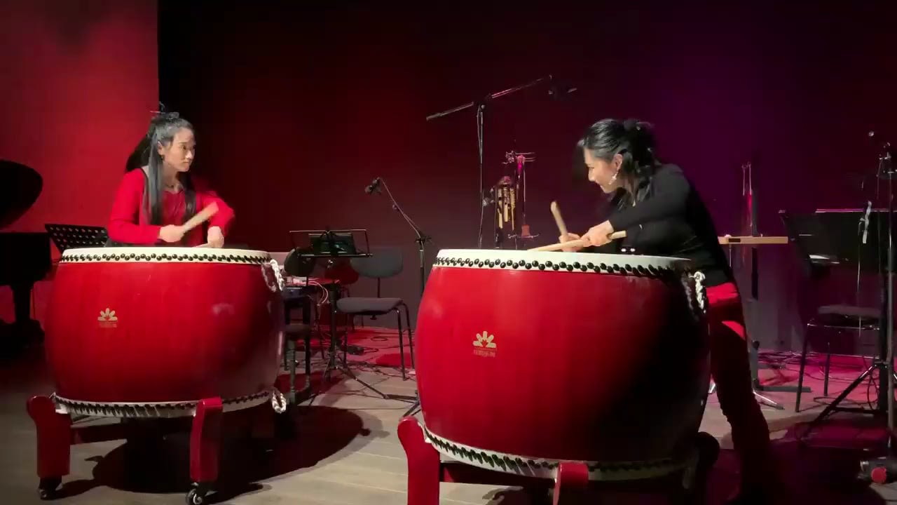 2 Japanese girls on Taiko drums