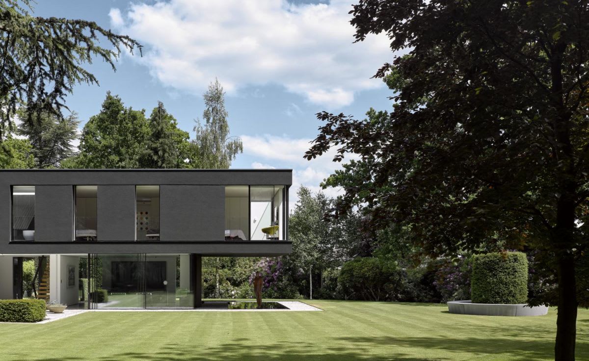 Modernist home in UK conservation area celebrates nature