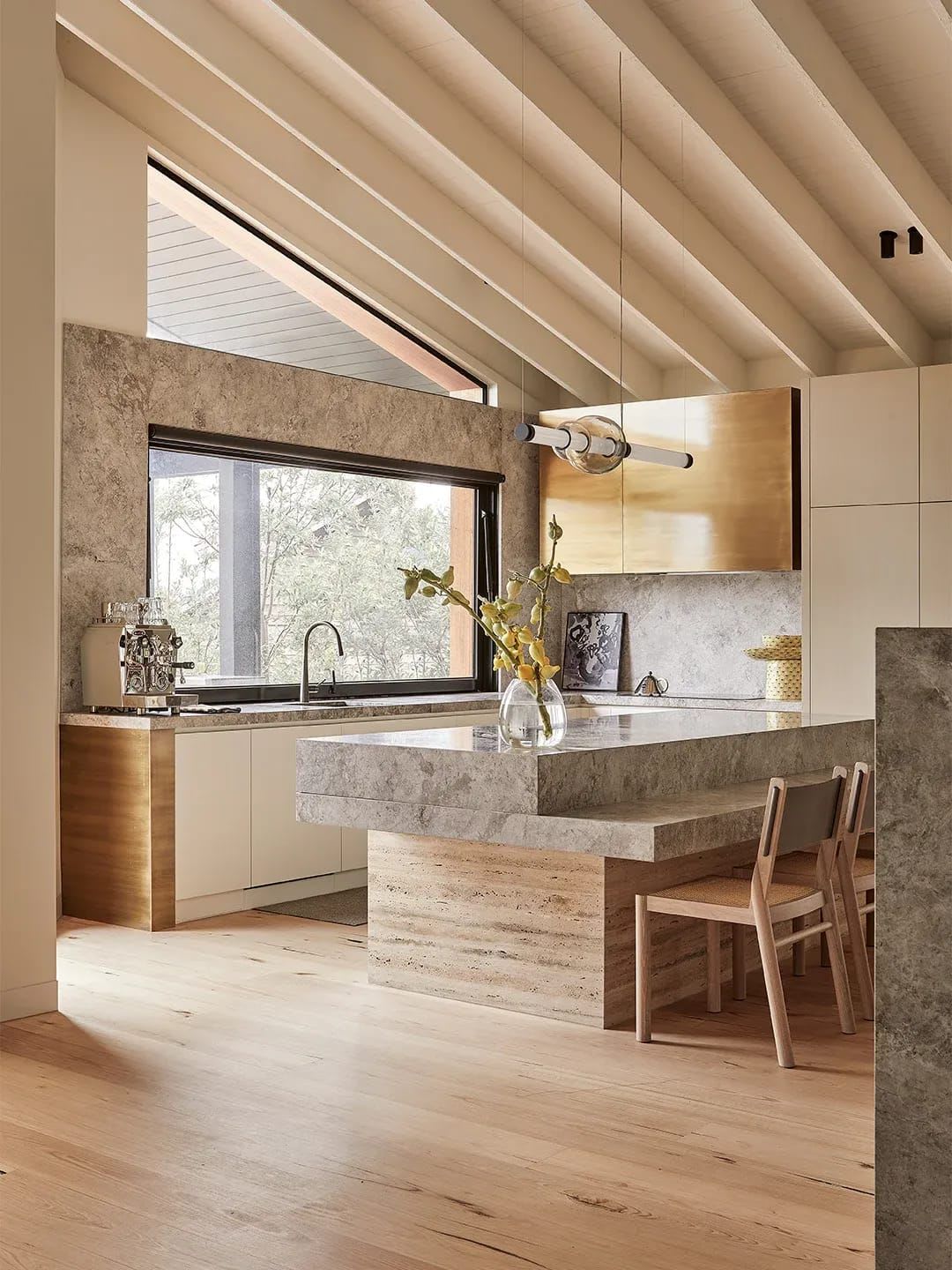 The Limestone-Travertine Kitchen Island in This Beach House Makes a Case for Unexpected Combos