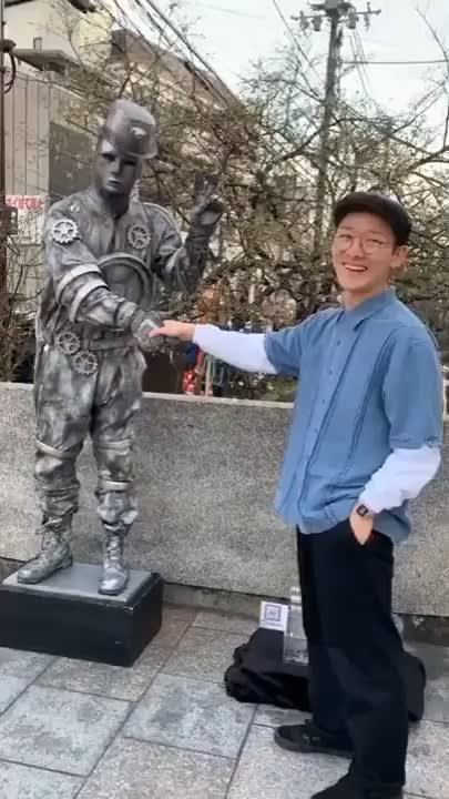 Street performer sends waves