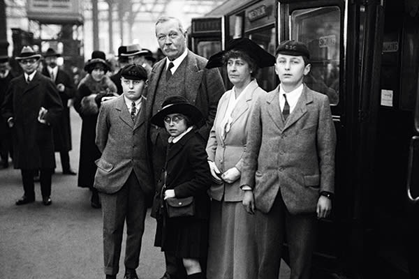 Sir Arthur Conan Doyle, his wife Jean and their children depart for the United States in 1922