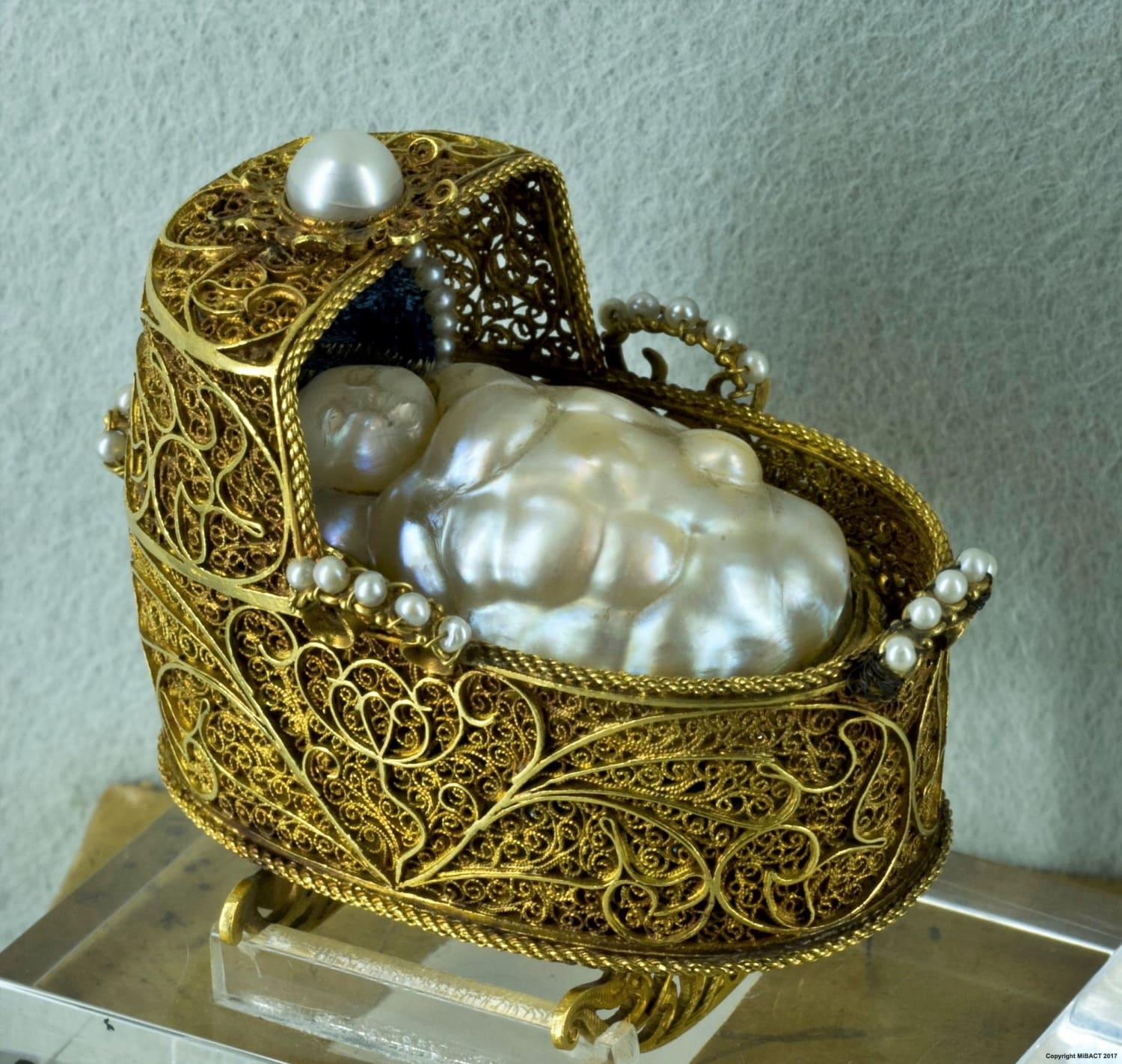 'Cradle with Child' - Gold filigree, enamel, two baroque pearls, twenty-eight diamonds, twenty-one pearls and blue silk quilted with pearls-mm - Dutch goldsmith - 1695 ca.
